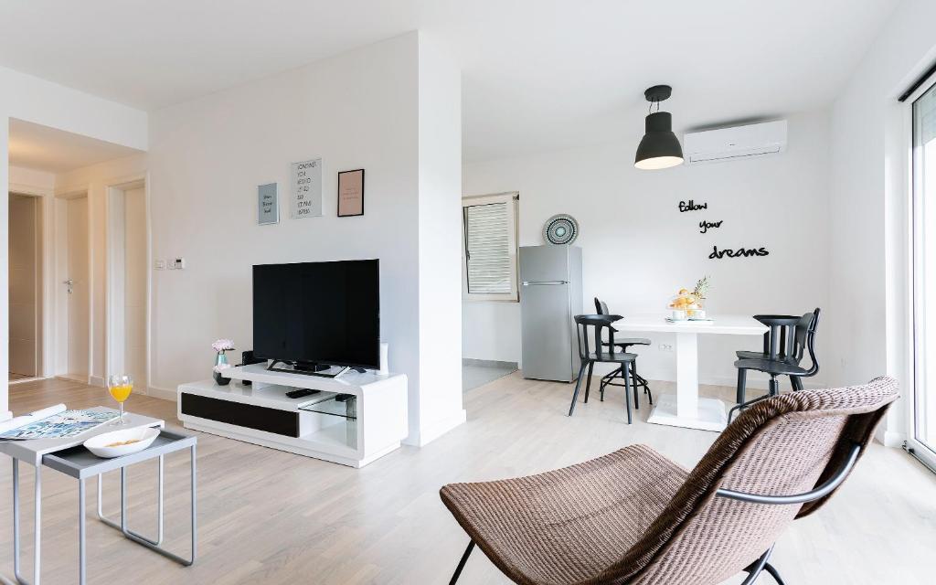 Televízia a/alebo spoločenská miestnosť v ubytovaní Apartment Black & White