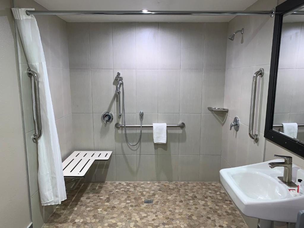 Skyways Hotel - Queen Room - Mobility Access/Non-Smoking