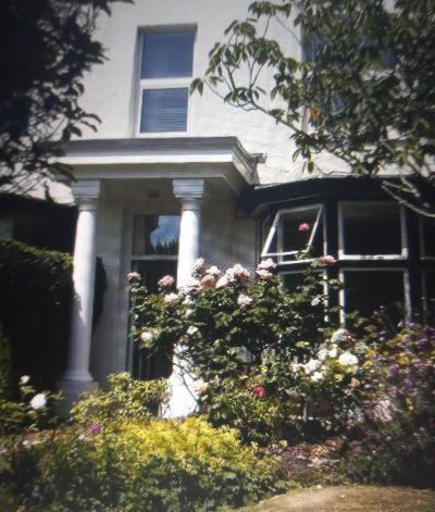 una casa con un mazzo di fiori davanti di The Swallows B and B a Exmouth