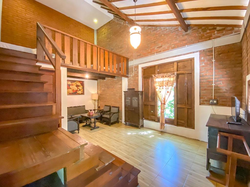 TV a/nebo společenská místnost v ubytování Griya Gribig Guest House Mitra RedDoorz