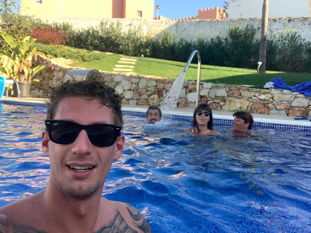 un grupo de personas en una piscina en Carvoeiro B&B and SPA en Carvoeiro