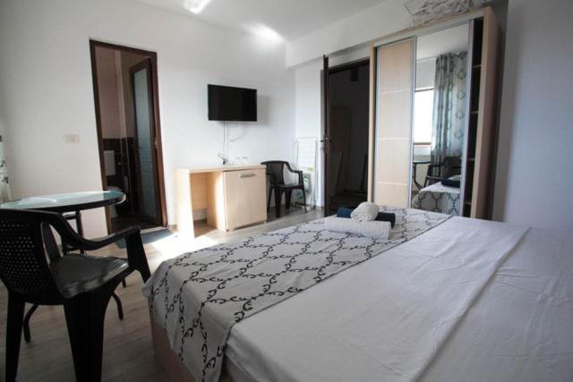 Villa Sunset Beach Mamaia Nord - 豪华双人房间与阳台