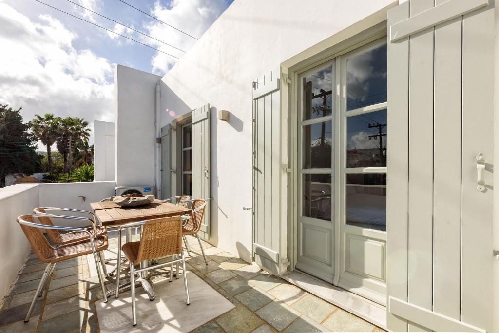 un patio con tavolo e sedie sul balcone. di Strata Home by Rocks Estates a Kampos Paros