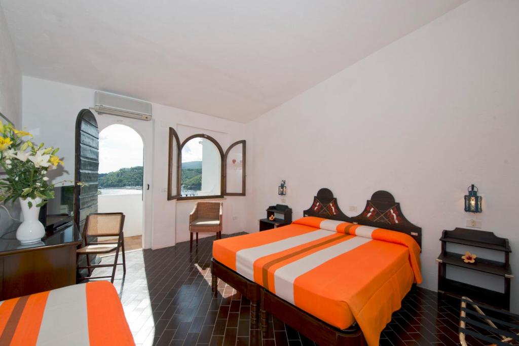 Łóżko lub łóżka w pokoju w obiekcie Hotel Cala di Mola