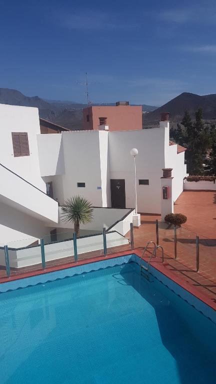 una gran piscina frente a un edificio en beach 400mtr, top of mountain with spectacular surround view 200mtr, en Los Cristianos