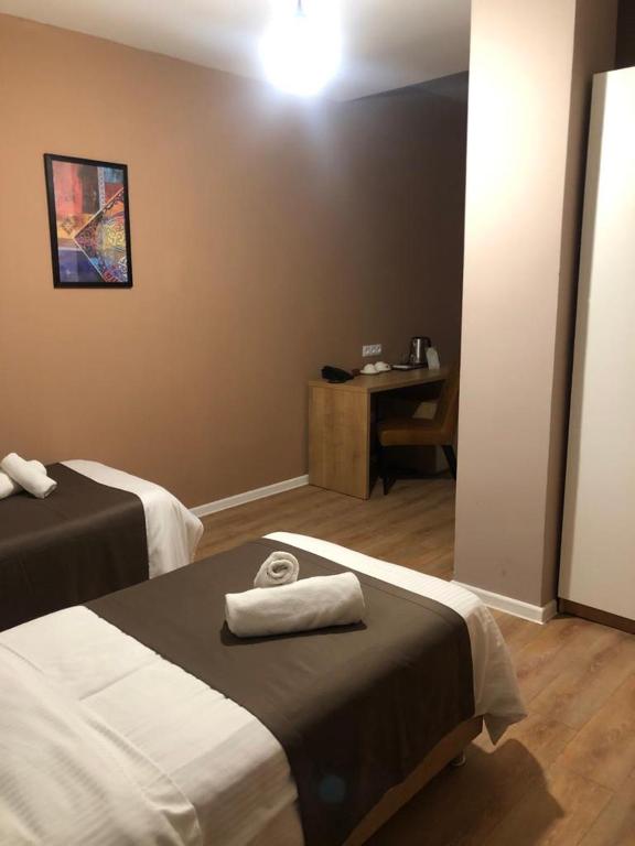 Postel nebo postele na pokoji v ubytování Boho Tiflis Hotel