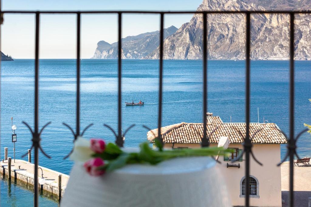 Hotel Lago Di Garda - Sala De Reina Con Vista Al Lago