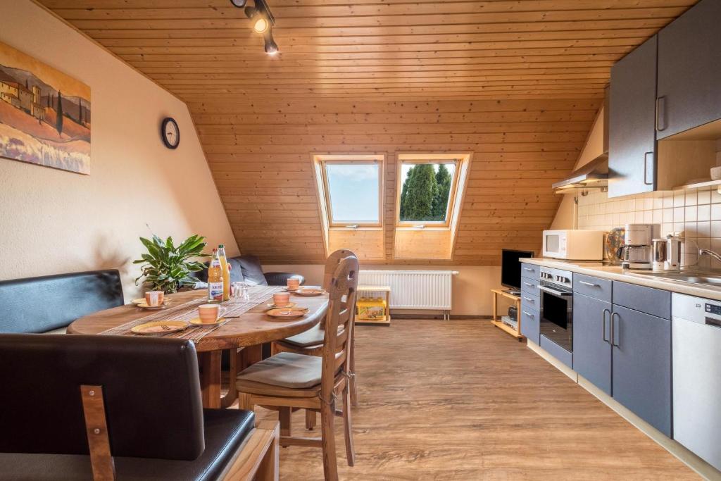 cocina y comedor con techo de madera en Ferienhof Dachsberg Weitblick, en Bermatingen