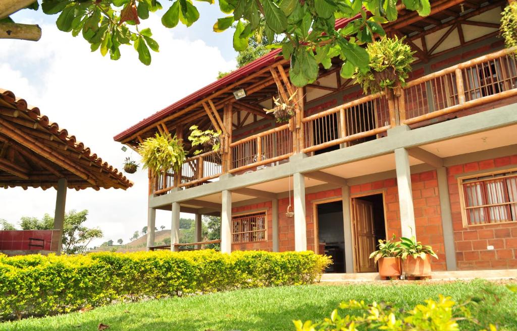 a building with a balcony on the side of it at Finca Hotel Villa Ilusión in Pereira