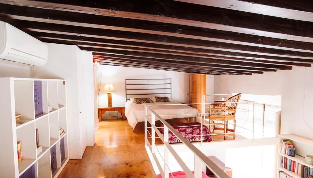 Våningssäng eller våningssängar i ett rum på RentalSevilla Viaje por el histórico Guadalquivir