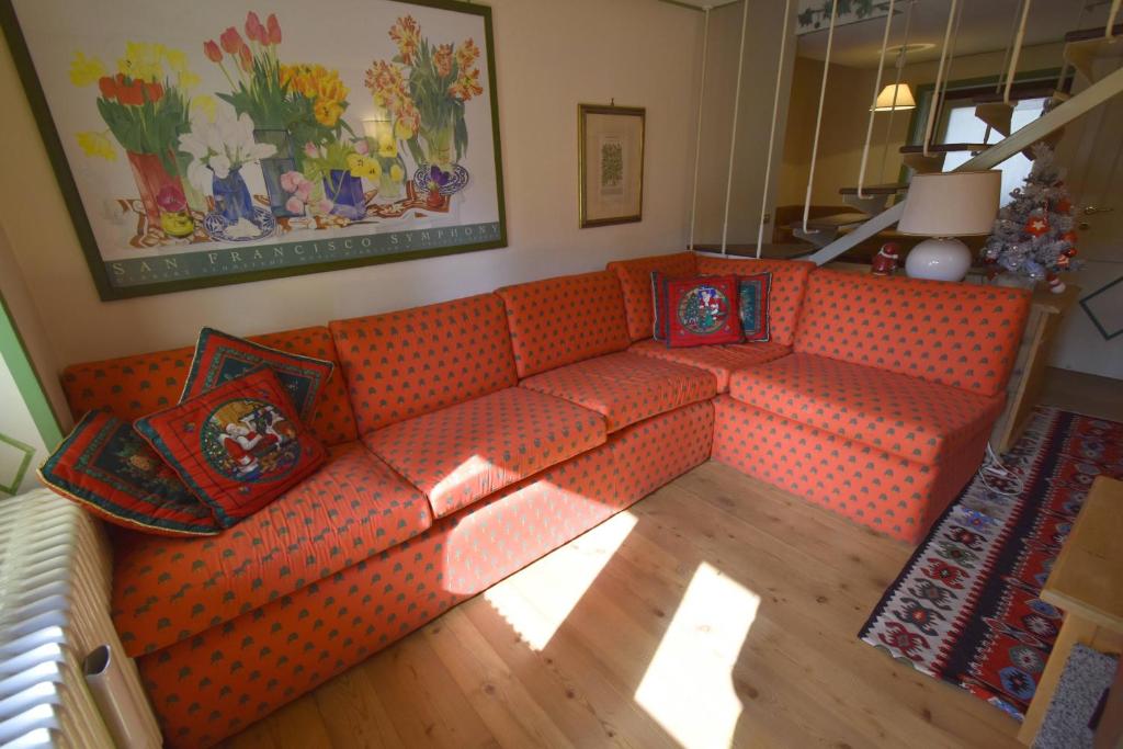 una vista aérea de una sala de estar con un sofá naranja en Villa al Campo en Madonna di Campiglio