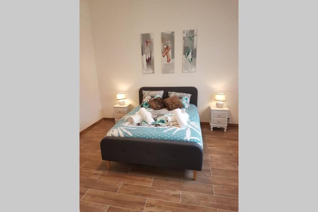 une chambre avec un lit avec un ours en peluche dessus dans l'établissement maisonnette entre lac de Passy et montagnes, à Domancy