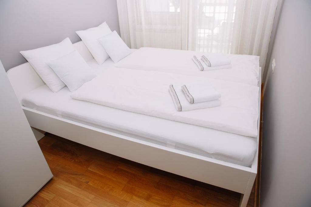Voodi või voodid majutusasutuse Apartmani Biser toas