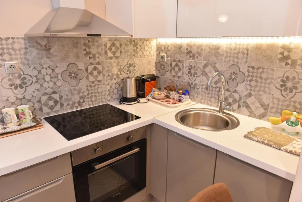 Kuchyň nebo kuchyňský kout v ubytování Cozy Luxury Apartment in the Heart of Athens 8-2
