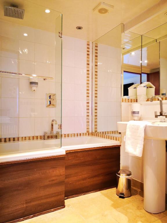 Koupelna v ubytování King Robert Hotel