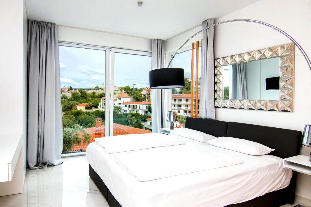 Postel nebo postele na pokoji v ubytování Marina di Portapisana Luxury private villa