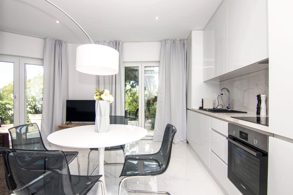 Kuchyň nebo kuchyňský kout v ubytování Marina di Portapisana Luxury private villa