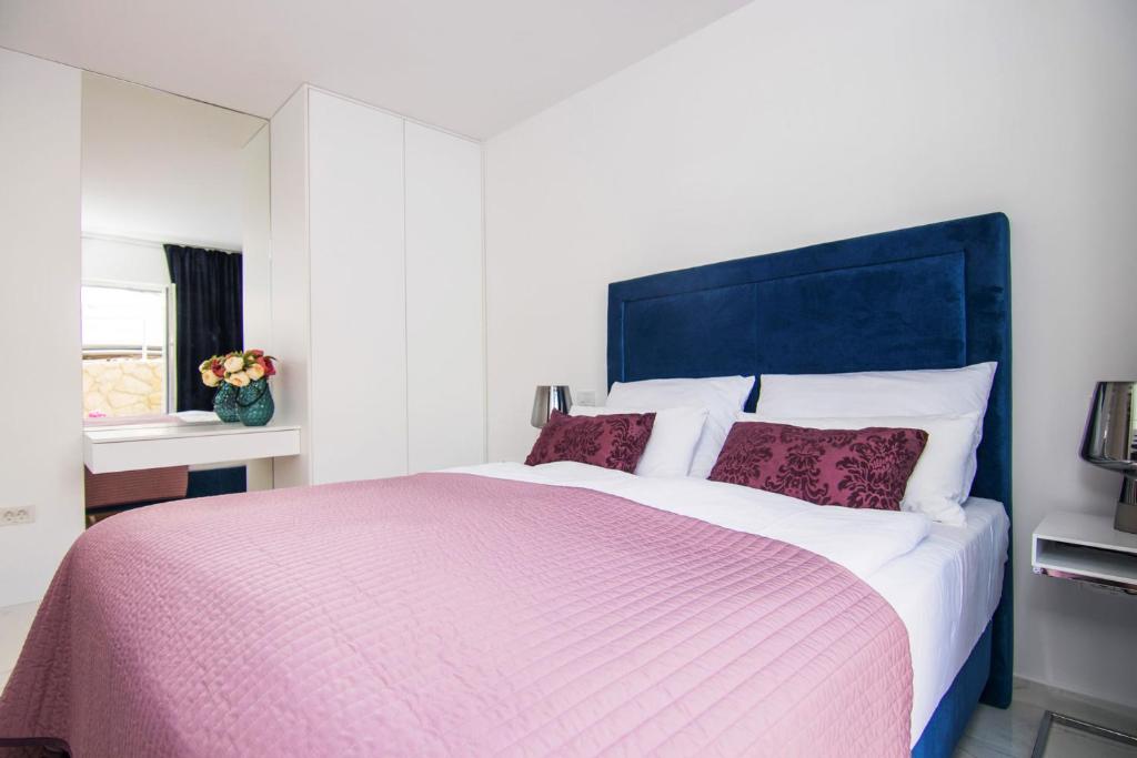 Postel nebo postele na pokoji v ubytování Marina di Portapisana Luxury private villa
