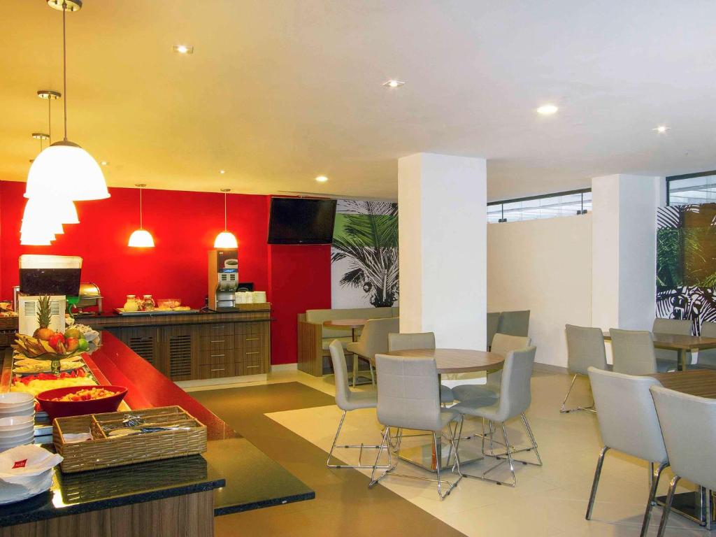 a kitchen and dining room with a table and chairs at ibis Maceio Pajuçara in Maceió