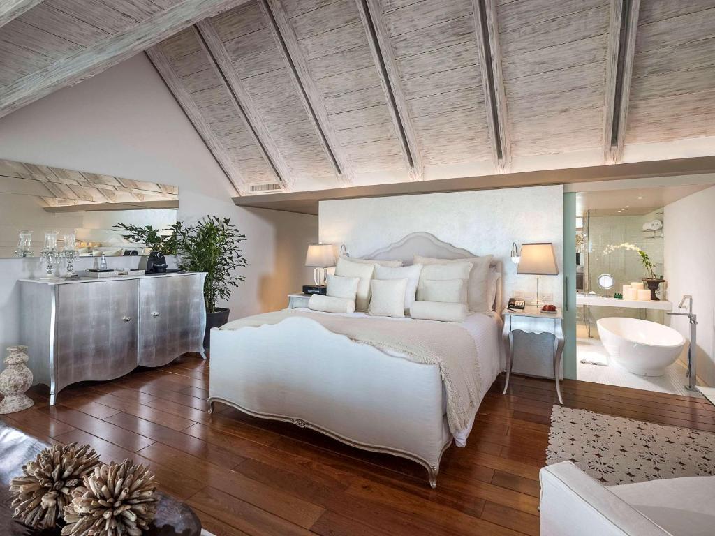 Postel nebo postele na pokoji v ubytování Sofitel Legend Santa Clara Cartagena