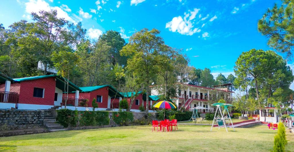 Taman di luar Kasauli Nature Inn