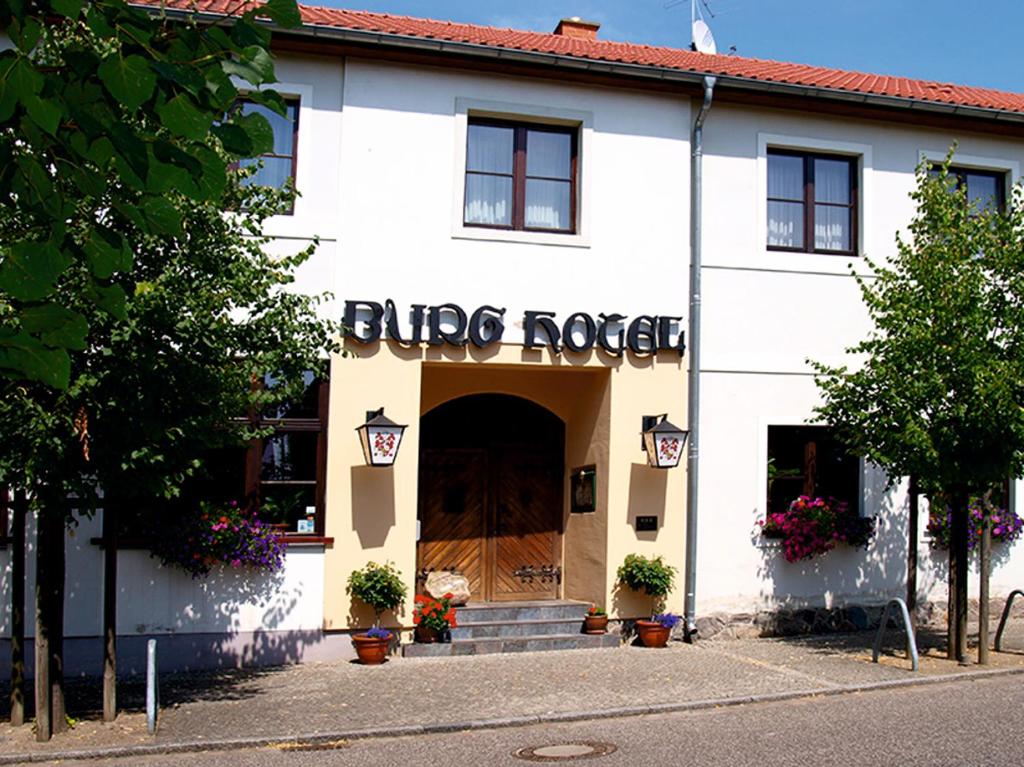 un edificio con la entrada a un buig rosie en Burg Hotel Ziesar, en Ziesar