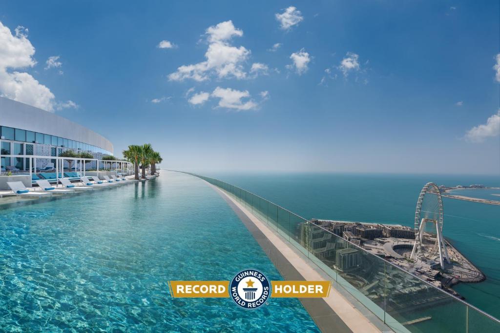 una piscina del complejo con una montaña rusa en Address Beach Resort, en Dubái