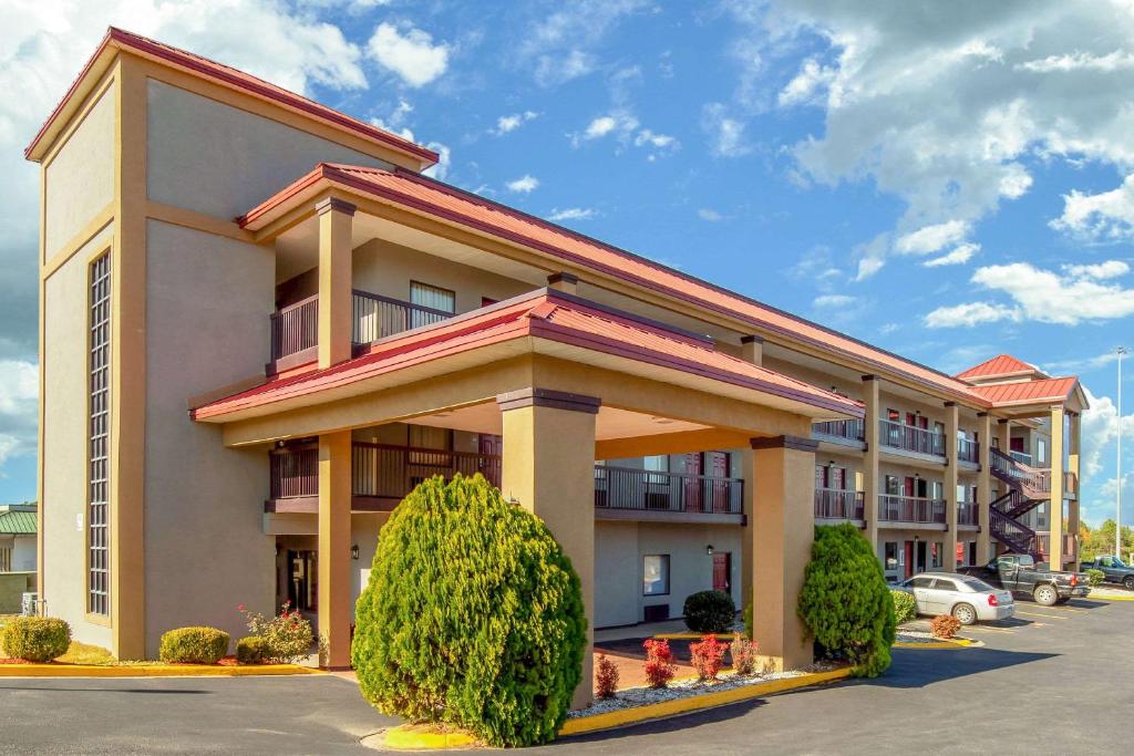 un edificio de hotel con un coche aparcado en un aparcamiento en Quality Inn West Columbia - Cayce, en West Columbia