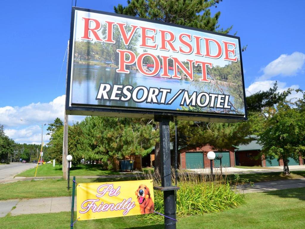 - un panneau indiquant une station balnéaire au bord de la rivière dans l'établissement Riverside Point Resort, à Park Rapids