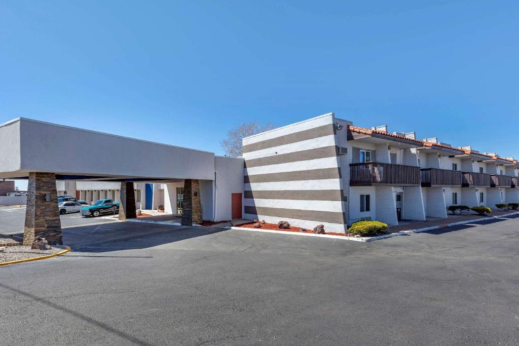 Hotel Inn Santa Fe - Housity