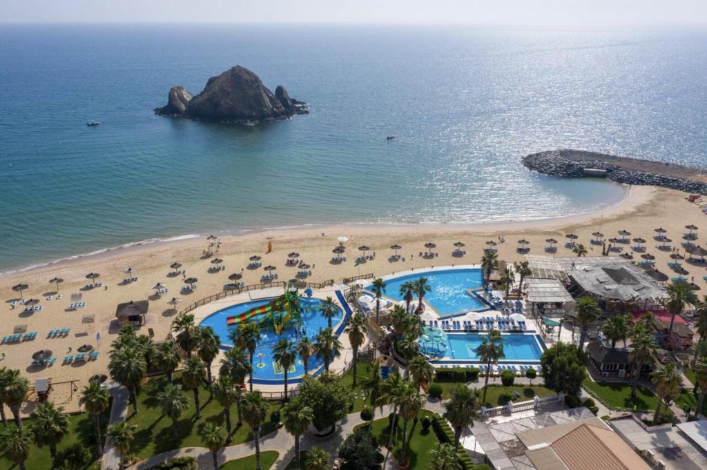 eine Luftansicht auf einen Strand und das Meer in der Unterkunft Sandy Beach Hotel & Resort in Al Aqah