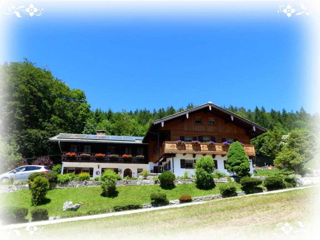 una casa con un coche aparcado delante en Haus Tauernblick, en Berchtesgaden