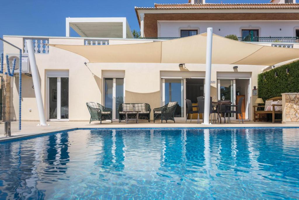 Villa con piscina y casa en Apartment Abelha en Loulé
