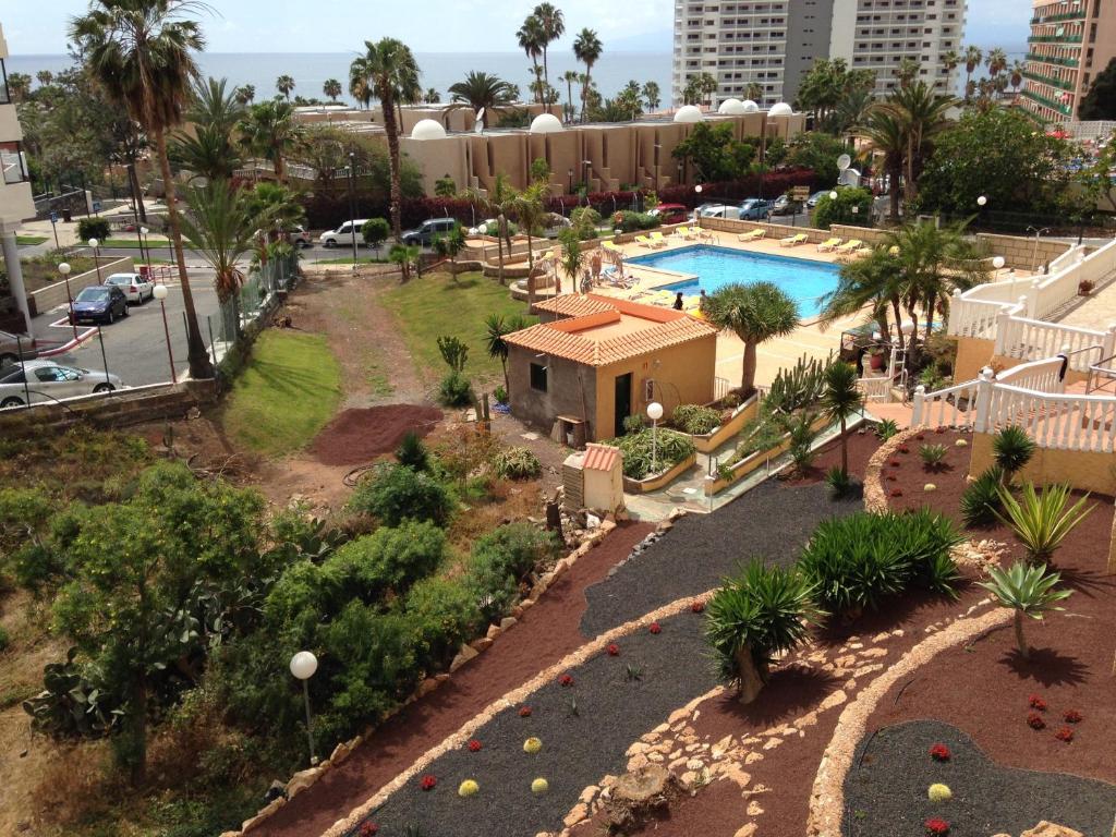 una vista aérea de un complejo con piscina en Apartments in Tenerife, en Playa de las Américas