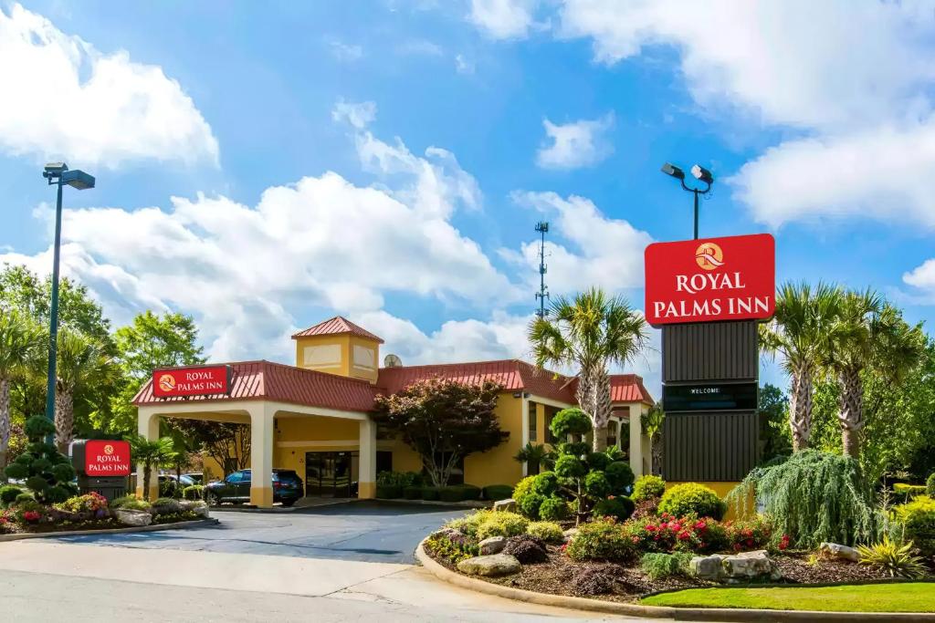 a hotel with a sign that reads royal palms inn at Royal Palms Inn in Stockbridge