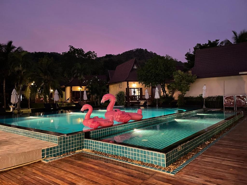 Basen w obiekcie Phi Phi Villa Resort lub w pobliżu