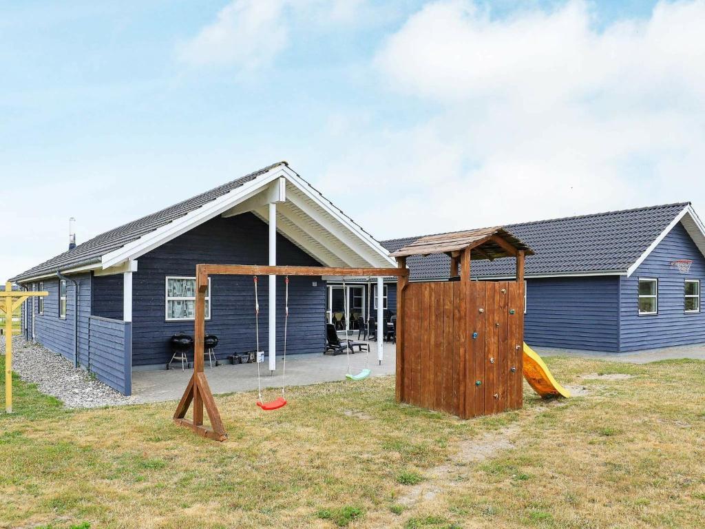 Nørre LyngbyにあるHoliday Home Helledievejの青い家