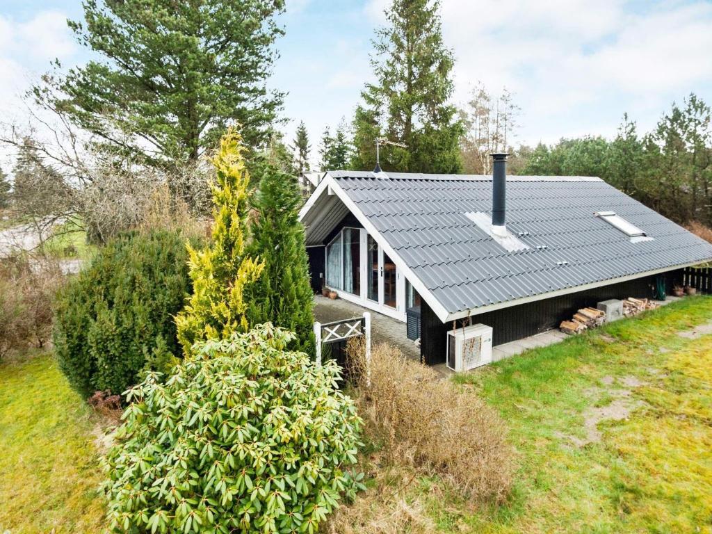 een luchtzicht op een huis met een metalen dak bij Holiday Home Mågevej VIII in Fårvang