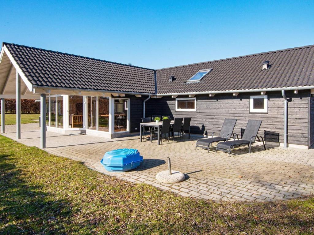 The swimming pool at or close to Five-Bedroom Holiday home in Ebeltoft 2