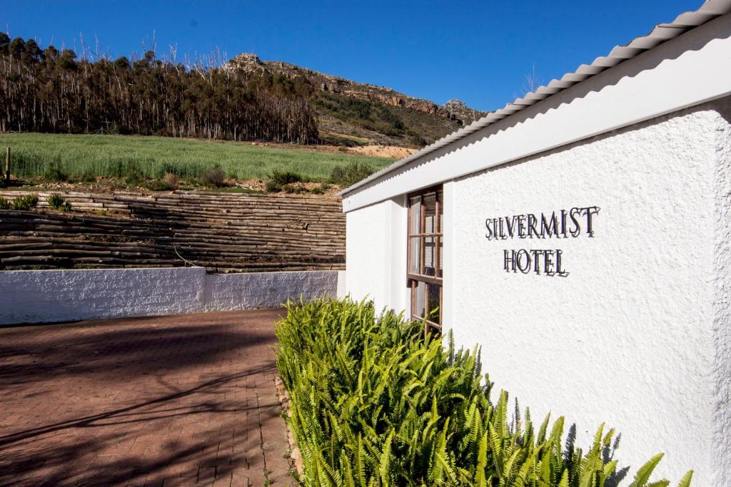 un edificio bianco con l'insegna dell'hotel per l'istituto di Silvermist Wine Estate a Città del Capo