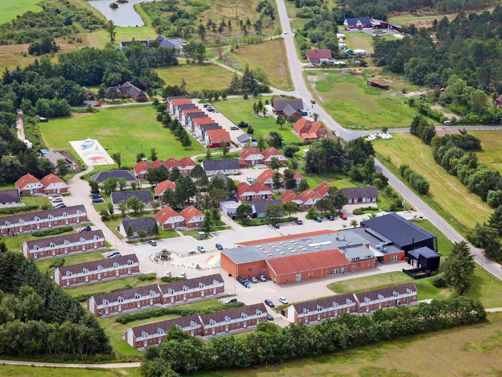 une vue aérienne sur un campus scolaire avec des bâtiments dans l'établissement 8 person holiday home on a holiday park in Bl vand, à Blåvand