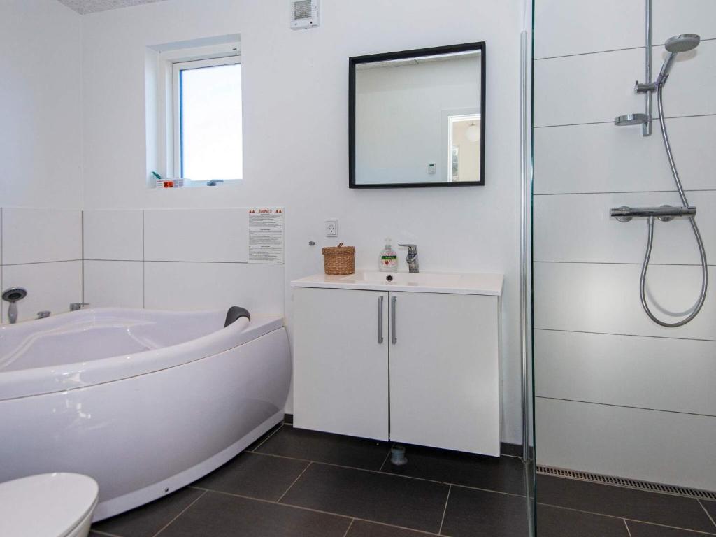 Koupelna v ubytování 14 person holiday home in Glesborg-By Traum