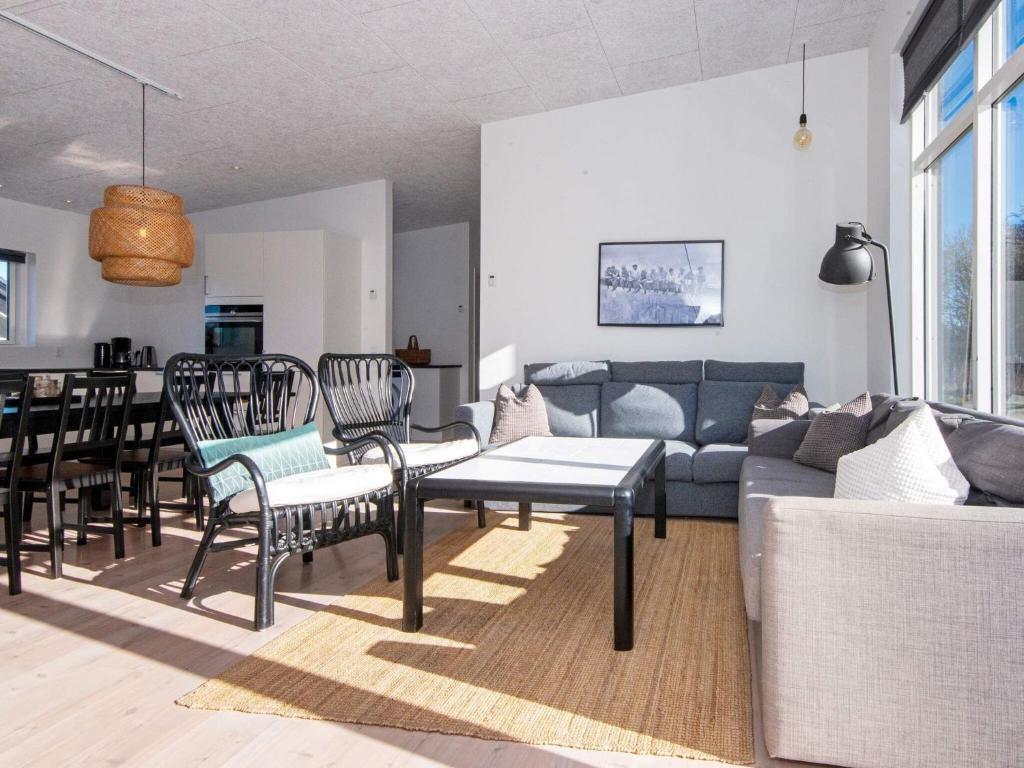 Posezení v ubytování 14 person holiday home in Glesborg-By Traum