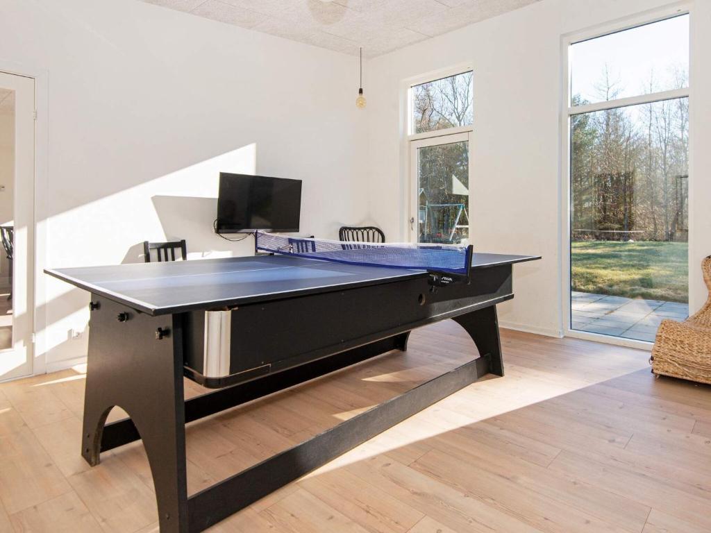 Stolní tenis v ubytování 14 person holiday home in Glesborg-By Traum nebo okolí