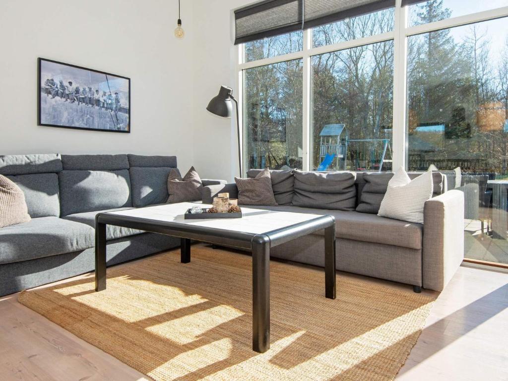 Posezení v ubytování 14 person holiday home in Glesborg-By Traum