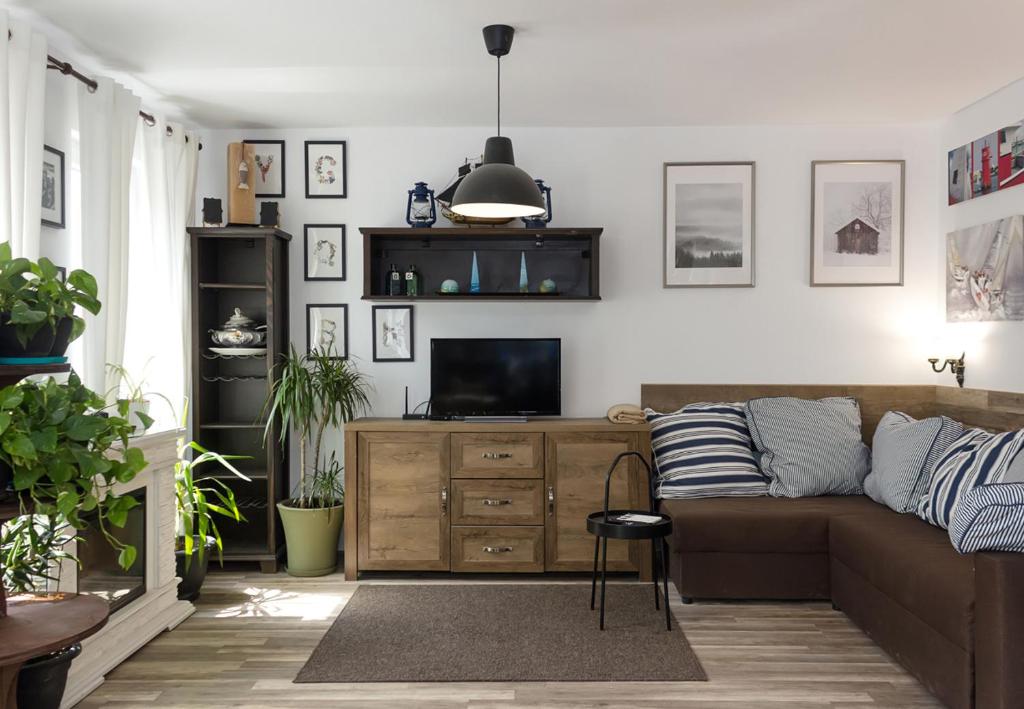 Кът за сядане в Rustic Interior in a Modern 2-Bedroom Apartment