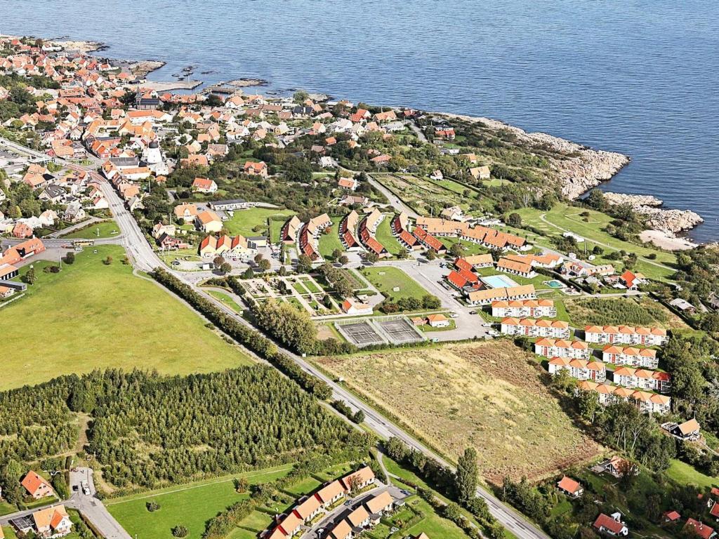 une vue aérienne sur une petite ville dans l'eau dans l'établissement 5 person holiday home on a holiday park in Gudhjem, à Gudhjem