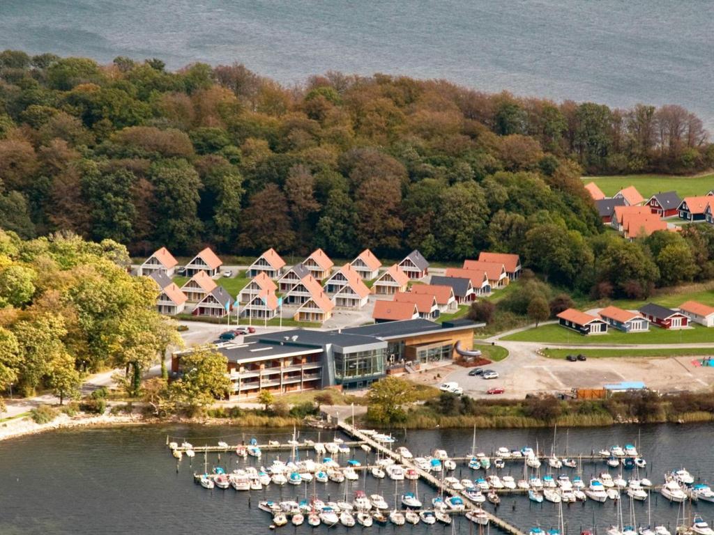 z góry widok na ośrodek z łodziami w wodzie w obiekcie 6 person holiday home on a holiday park in Gråsten w mieście Gråsten