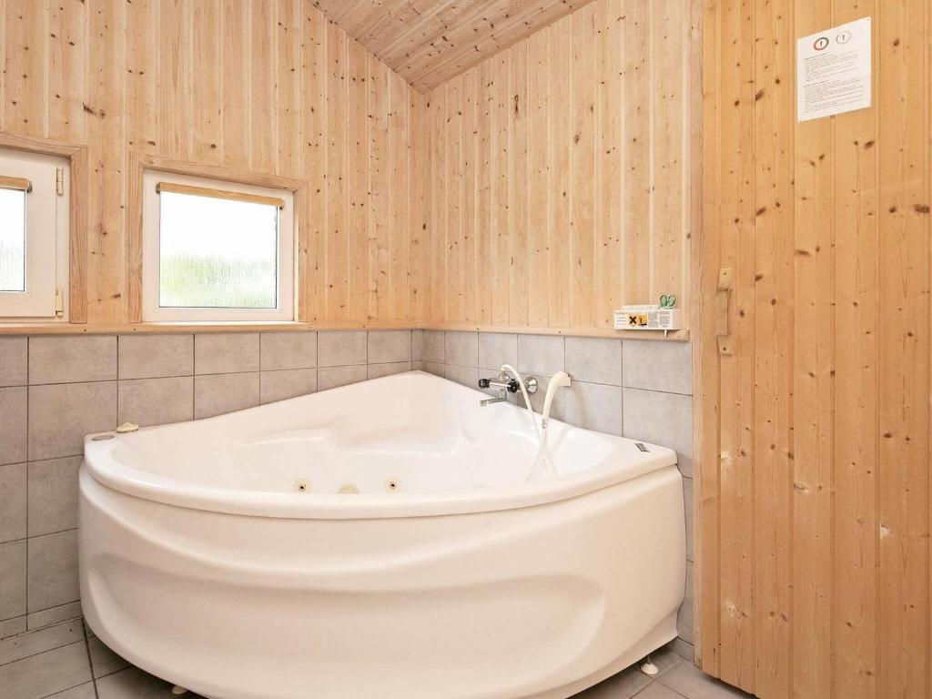 Koupelna v ubytování 8 person holiday home in Sæby-By Traum