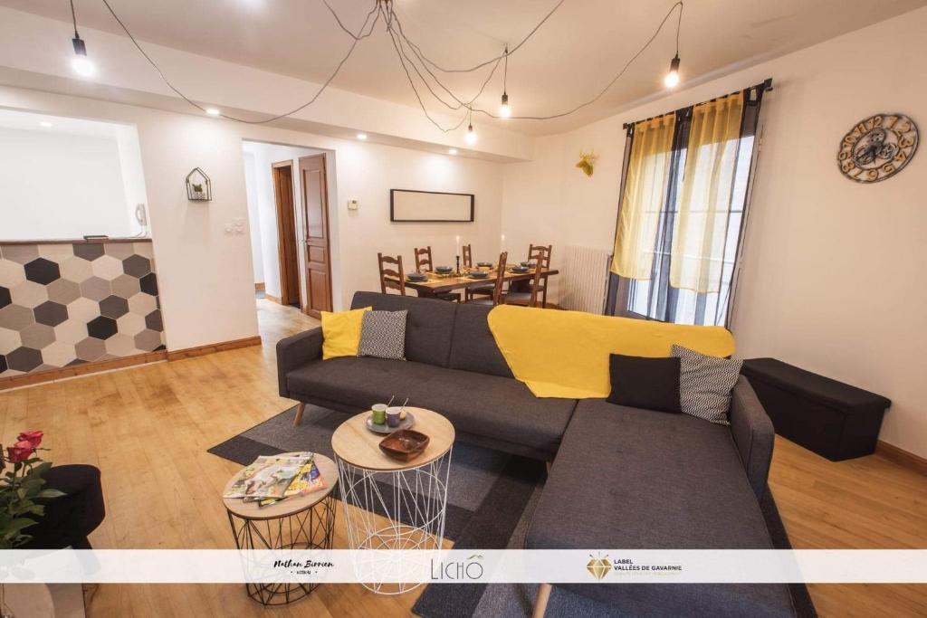 a living room with a couch and a table at Appartement GAVARNIE Résidence Les 3 Cirques in Gèdre